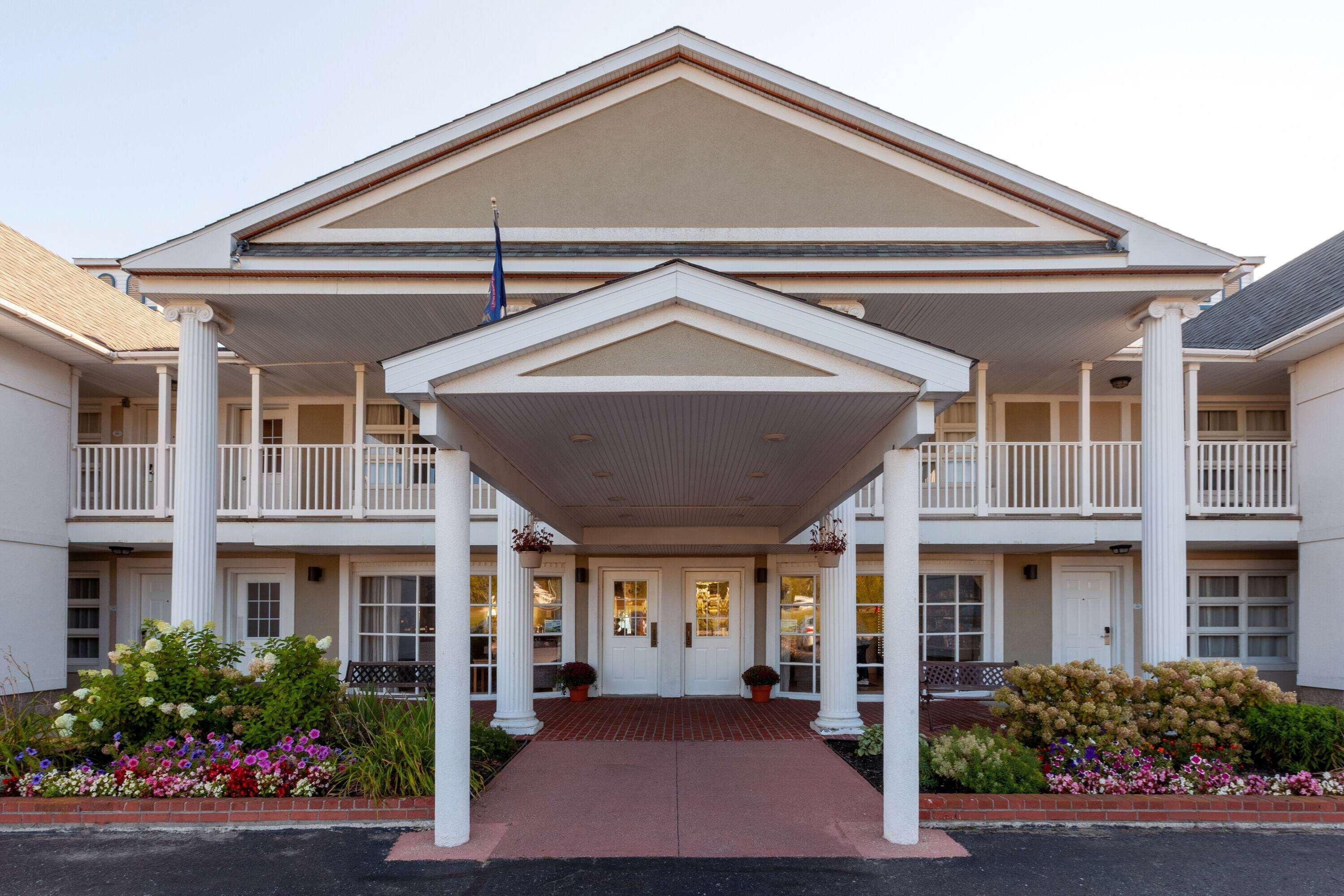 Baymont By Wyndham St. Ignace Lakefront Exterior foto