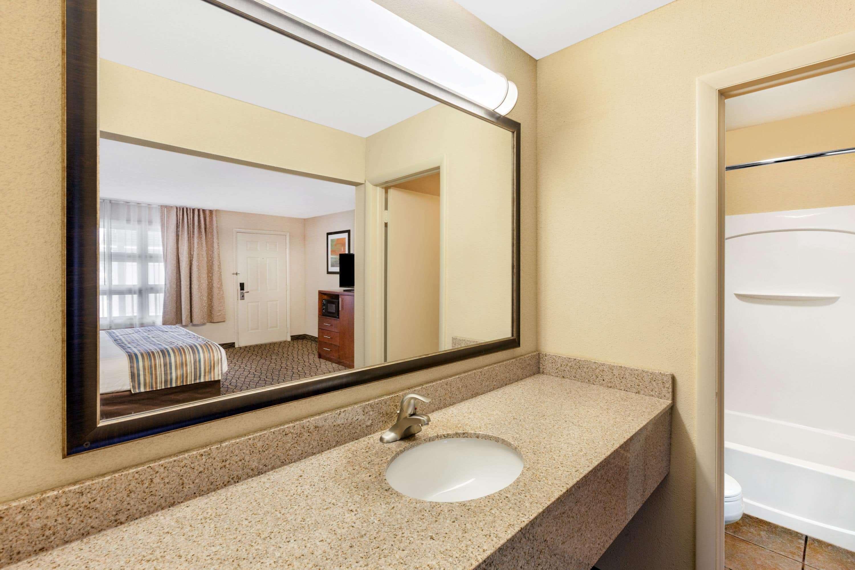 Baymont By Wyndham St. Ignace Lakefront Exterior foto