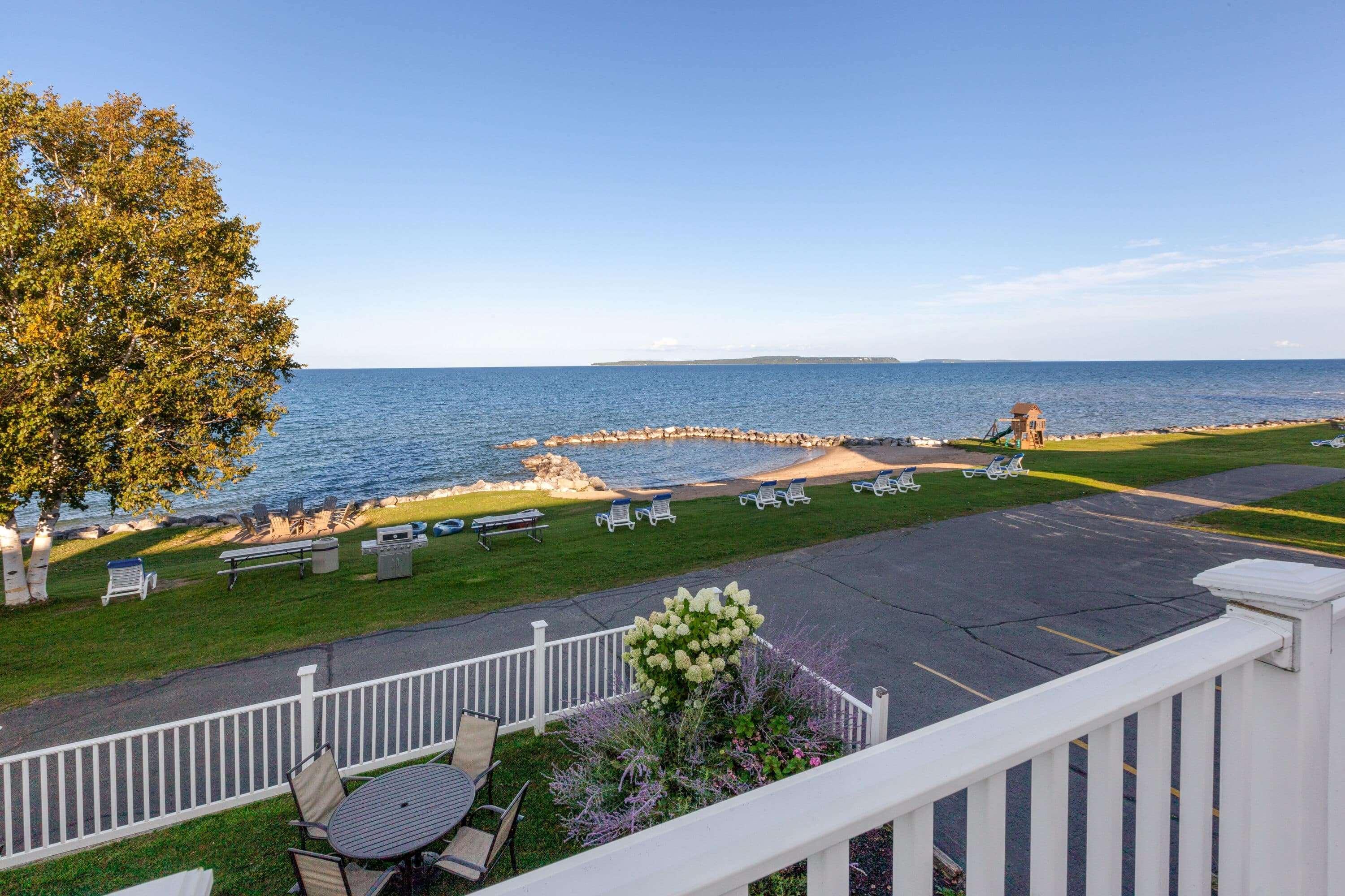 Baymont By Wyndham St. Ignace Lakefront Exterior foto