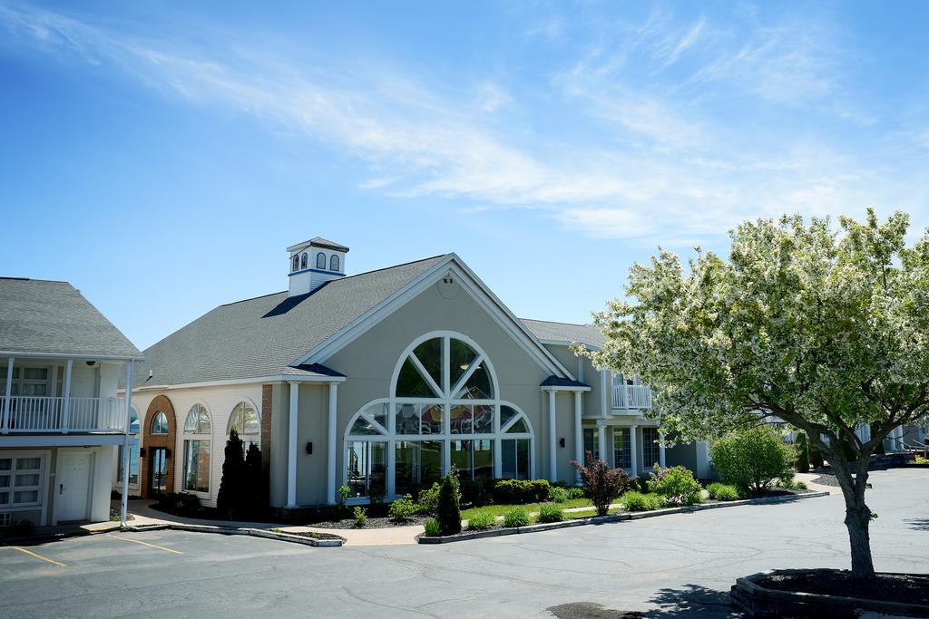 Baymont By Wyndham St. Ignace Lakefront Exterior foto