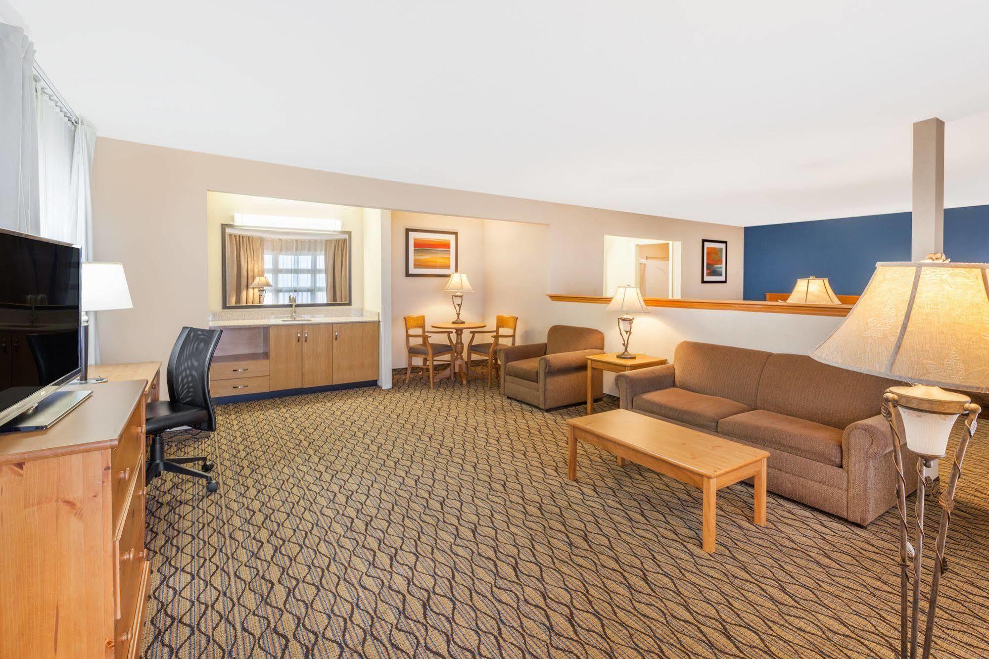 Baymont By Wyndham St. Ignace Lakefront Exterior foto