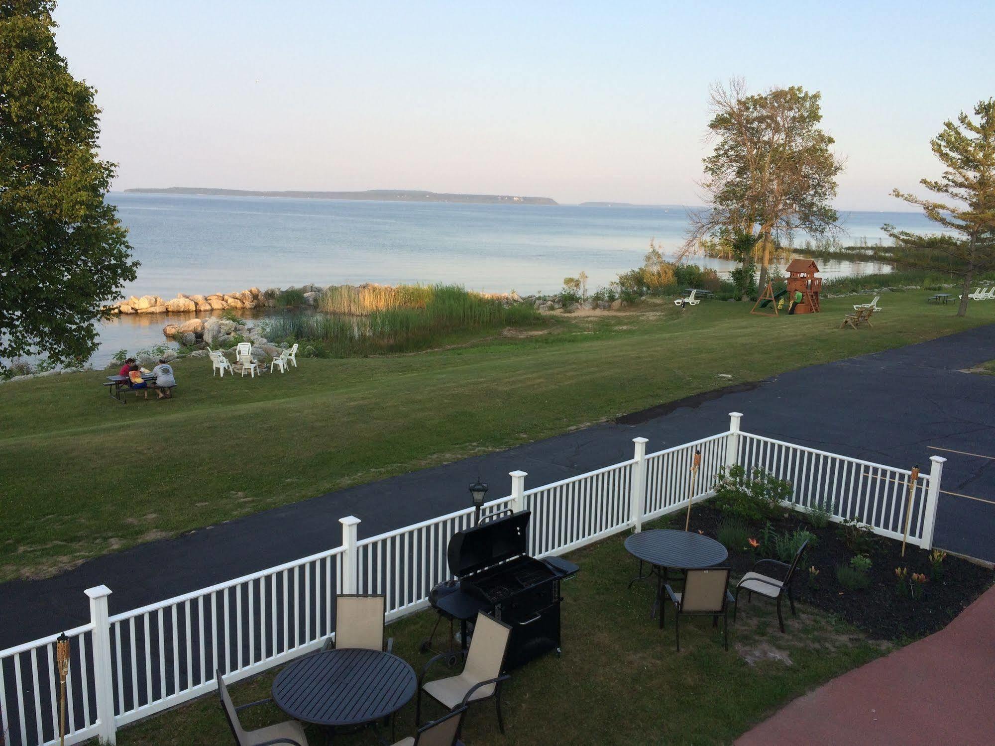 Baymont By Wyndham St. Ignace Lakefront Exterior foto